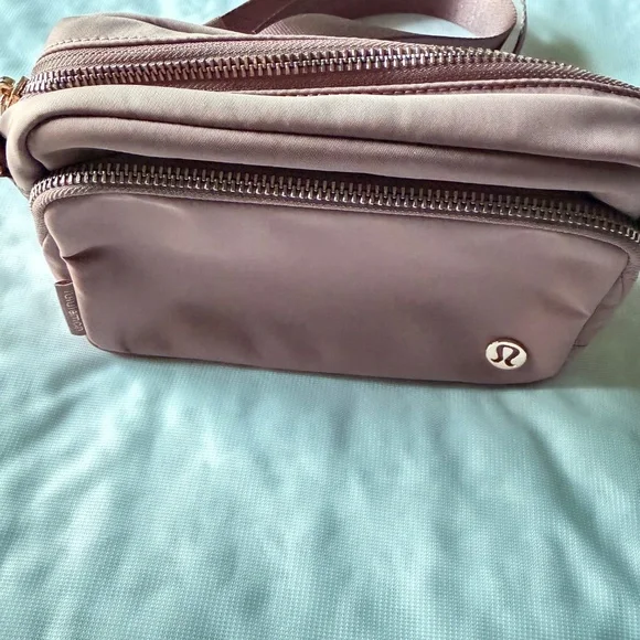 Lululemon Everywhere Crossbody Bag - Picture 4 of 9